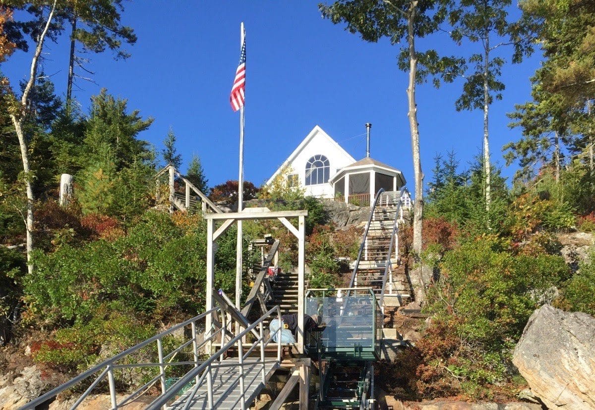 Maine angle change self leveling hillside tram lift